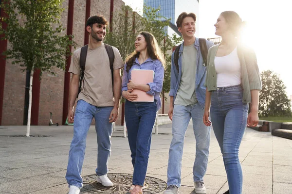 Ομάδα Καυκάσιων Φοιτητών Που Περπατούν Στην Πανεπιστημιούπολη — Φωτογραφία Αρχείου