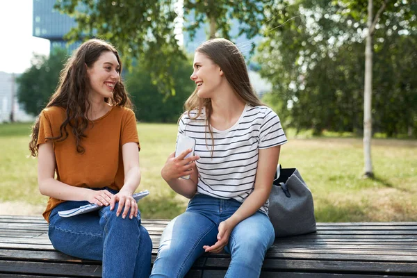 Duas Estudantes Caucasianas Sentadas Fora Campus Universitário Conversando — Fotografia de Stock