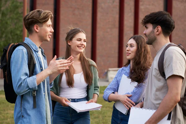 Gruppe Kaukasischer Studenten Steht Auf Dem Universitätscampus Und Plaudert — Stockfoto