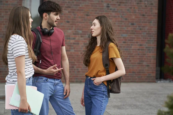 Grupo Estudantes Caucasianos Campus Universitário Conversando — Fotografia de Stock