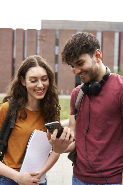 Dois Estudantes Navegando Telefone Lado Campus Universidade — Fotografia de Stock