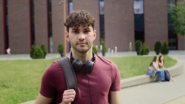 Portrait Étudiant Sexe Masculin Tenant Extérieur Campus Universitaire Tourné Avec — Video