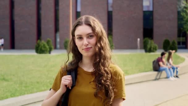 Retrato Estudante Universitário Sexo Feminino Fora Campus Universitário Tiro Com — Vídeo de Stock