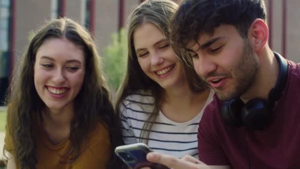 Skupina Studentů Prohledávající Telefon Vedle Univerzitního Kampusu Snímek Red Heliovou — Stock video