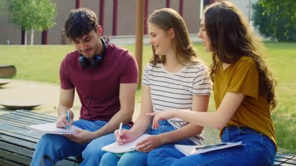 Groep Kaukasische Studenten Die Buiten Universiteitscampus Studeren Opgenomen Met Red — Stockvideo