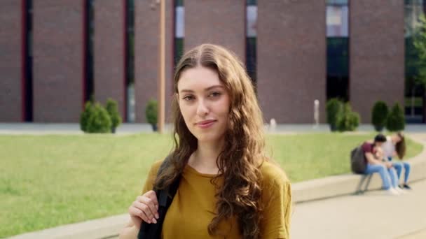 Üniversite Kampüsünün Dışında Duran Kız Üniversite Öğrencisinin Portresi Kırmızı Helyum — Stok video