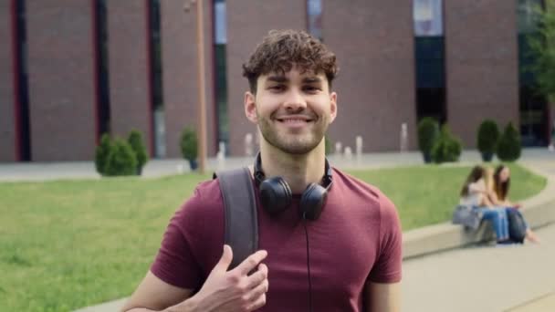 Üniversite Kampüsünün Dışında Duran Erkek Üniversite Öğrencisinin Portresi Kırmızı Helyum — Stok video