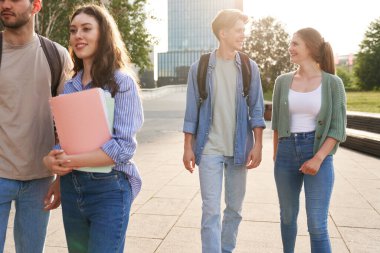 Bir grup Kafkas öğrenci üniversite kampüsünde yürüyor. 