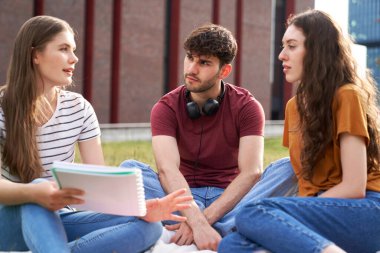 Bir grup Kafkas öğrenci üniversite kampüsünün dışında okuyorlar. 