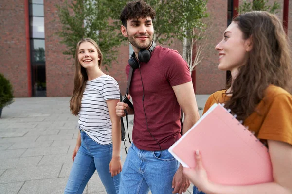 Grupo Três Estudantes Caucasianos Caminhando Através Campus Universitário — Fotografia de Stock