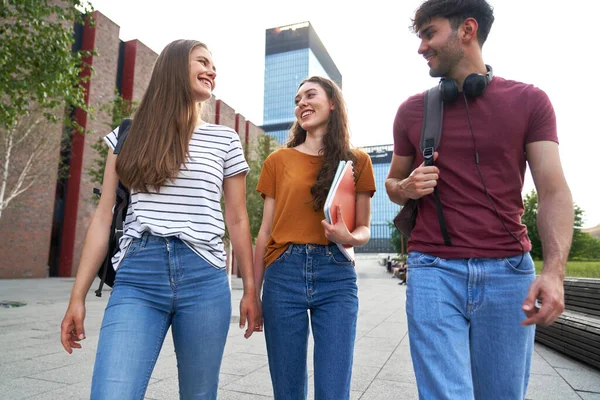 Visão Baixo Ângulo Grupo Três Estudantes Caucasianos Que Caminham Pelo — Fotografia de Stock