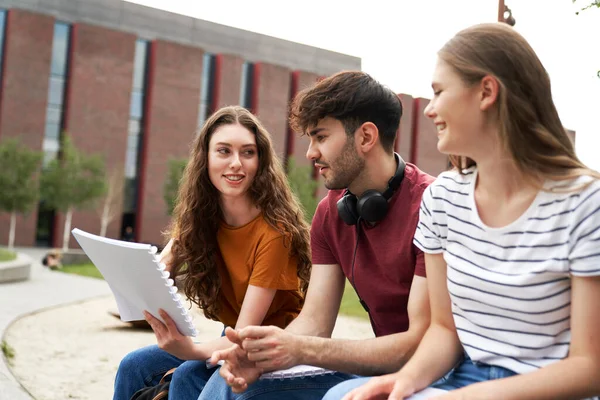 Grupo Três Estudantes Caucasianos Que Estudam Fora Campus Universitário — Fotografia de Stock