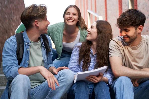 大学キャンパス外で学ぶ白人学生のグループ — ストック写真