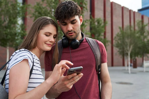 Dva Studenti Procházející Mobilní Telefon Vedle Univerzitního Kampusu — Stock fotografie