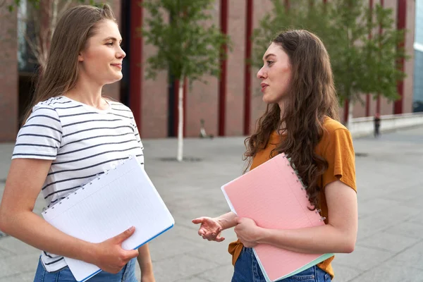 Δύο Λευκές Φοιτήτριες Που Στέκονται Έξω Από Την Πανεπιστημιούπολη Και — Φωτογραφία Αρχείου