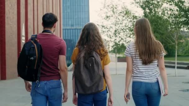 Três Estudantes Caucasianos Passar Pelo Campus Universitário Tiro Com Câmera — Vídeo de Stock