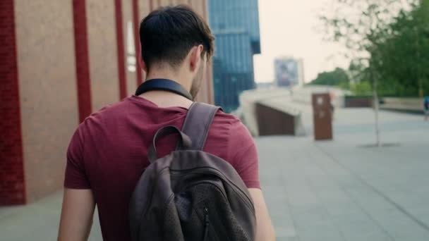 Pohled Zezadu Bělošského Studenta Procházejícího Univerzitním Kampusem Snímek Red Heliovou — Stock video