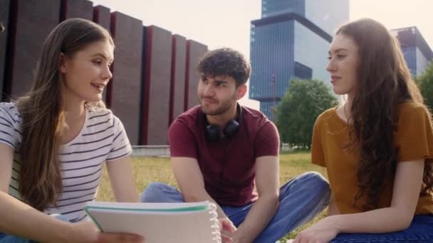 Groep Kaukasische Studenten Die Buiten Universiteitscampus Studeren Opgenomen Met Red — Stockvideo