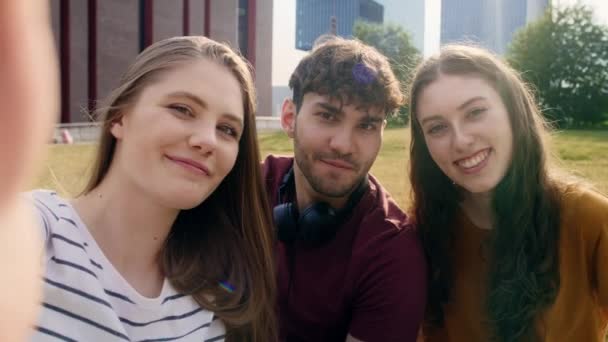 Retrato Três Estudantes Universitários Caucasianos Sentados Fora Campus Universitário Tiro — Vídeo de Stock