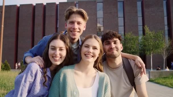 Retrato Quatro Estudantes Universitários Caucasianos Sentados Fora Campus Universitário Tiro — Vídeo de Stock