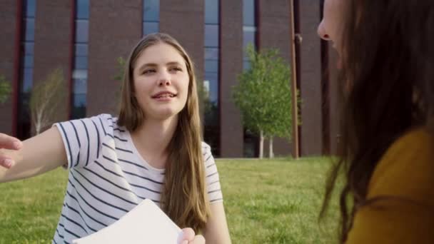 Duas Estudantes Caucasianas Estudar Fora Campus Universitário Tiro Com Câmera — Vídeo de Stock