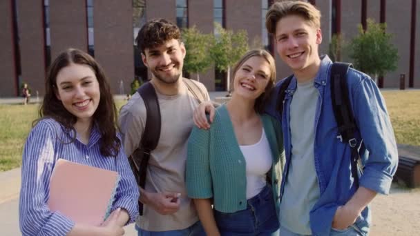 Retrato Grupo Quatro Estudantes Universitários Caucasianos Sentados Fora Campus Universitário — Vídeo de Stock