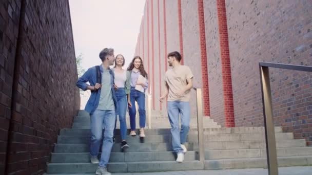 Três Estudantes Caucasianos Descer Escadas Campus Universitário Tiro Com Câmera — Vídeo de Stock