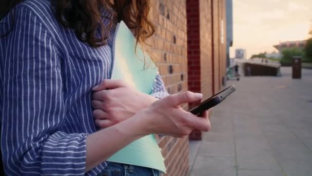 Mujer Irreconocible Estudiante Caucásica Pie Con Libro Teléfono Móvil Navegación — Vídeos de Stock