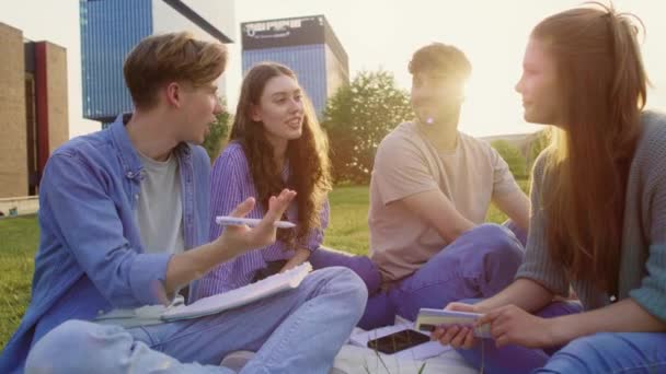 Grupa Białoruskich Studentów Studiujących Poza Kampusem Uniwersyteckim Nakręcony Aparatem Hel — Wideo stockowe