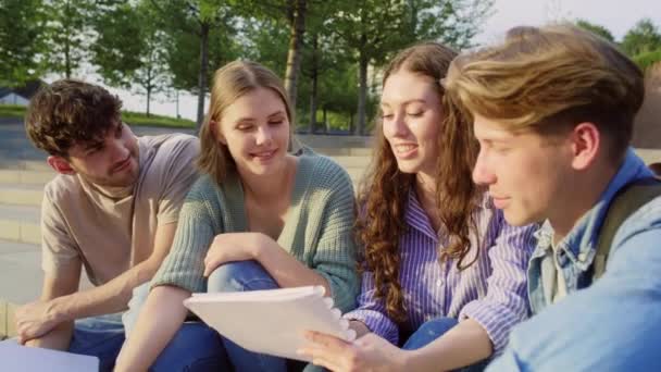 Grupo Estudantes Caucasianos Revisando Para Exame Enquanto Sentados Fora Campus — Vídeo de Stock