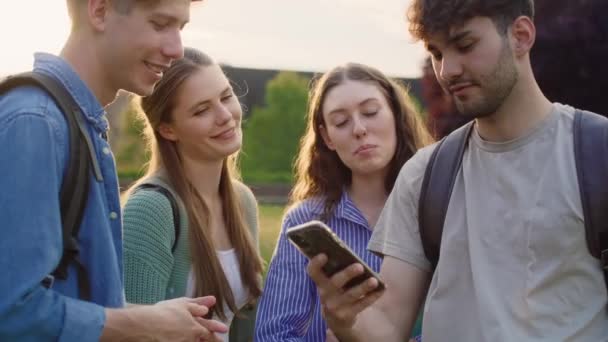 Grupo Estudantes Caucasianos Tirar Selfie Fora Campus Universitário Tiro Com — Vídeo de Stock