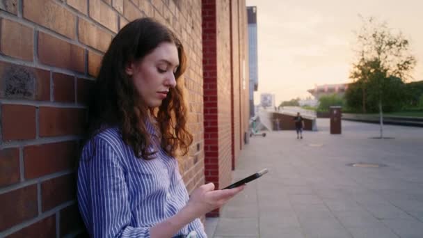 Mujer Estudiante Caucásica Pie Con Libro Teléfono Móvil Navegación Fotografía — Vídeos de Stock