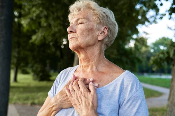 Femme Âgée Calme Faisant Exercice Respiratoire Dans Parc — Photo