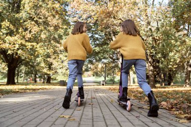Motosiklet sürerken ormanda eğlenen çocuk kardeşlerin dikiz aynası.