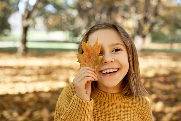 Menina Caucasiana Cobrindo Olho Com Folha Outono — Fotografia de Stock