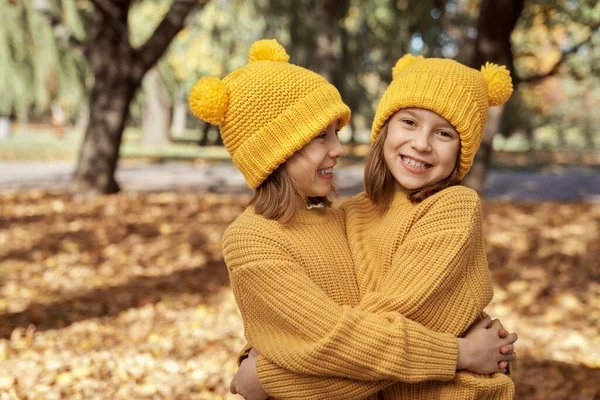 Parkta Durmuş Sarı Şapkalı Çocuk Kardeşlerin Portresi — Stok fotoğraf