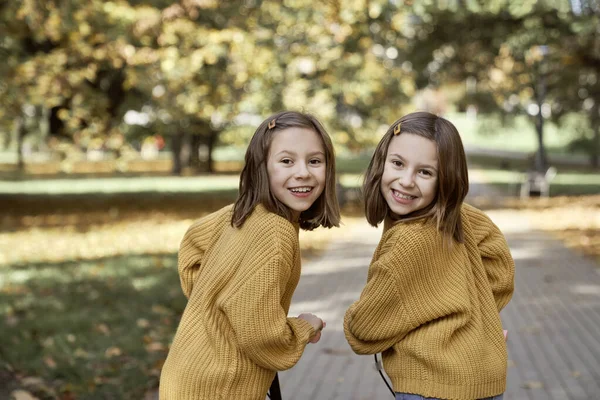 Kaukasische Kind Broers Zussen Hebben Plezier Het Park Tijdens Het — Stockfoto