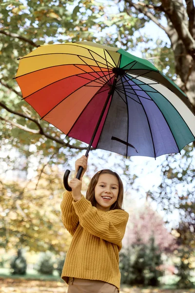 Πορτρέτο Του Καυκάσιου Κοριτσιού Στο Πάρκο Κρατώντας Μια Πολύχρωμη Ομπρέλα — Φωτογραφία Αρχείου