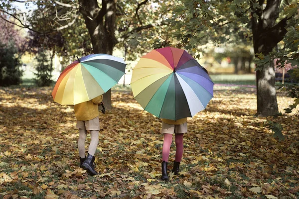 Bakifrån Systrar Promenader Med Färgglada Paraply — Stockfoto