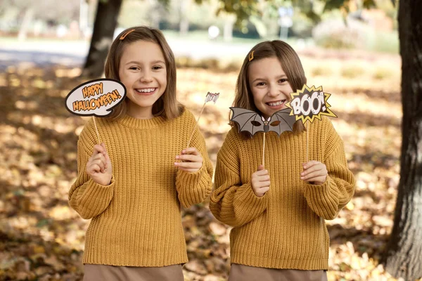 Dvě Kavkazské Dívky Halloweenským Příslušenstvím Parku — Stock fotografie