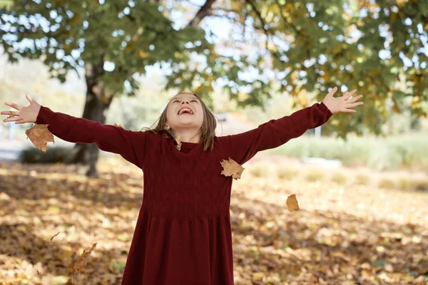 秋天的时候 一个伸出手来的高加索小女孩 — 图库照片