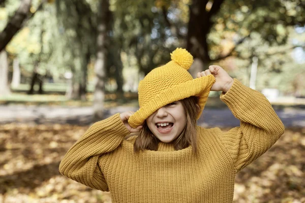 Menina Caucasiana Floresta Usando Chapéu Engraçado — Fotografia de Stock