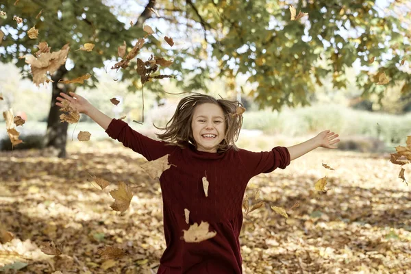 Pequena Menina Caucasiana Com Braços Estendidos Temporada Outono — Fotografia de Stock