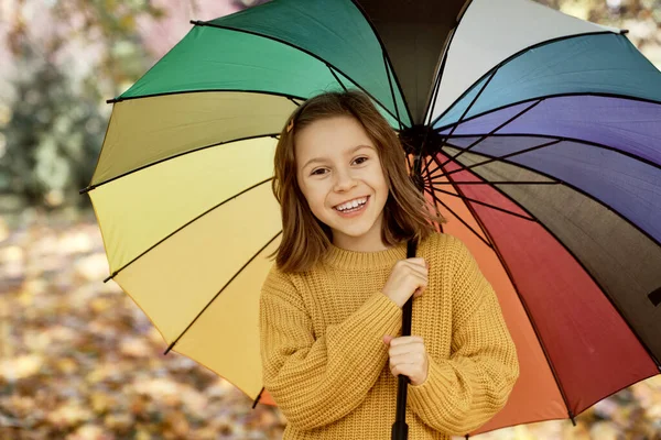 Portrét Bělošky Parku Držící Barevný Deštník — Stock fotografie