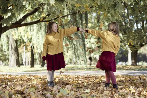 白人儿童兄弟姐妹在森林里玩得开心 — 图库照片