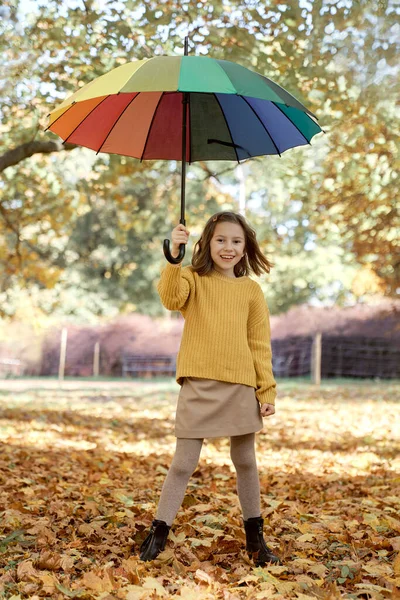 Πορτρέτο Του Καυκάσιου Κοριτσιού Στο Πάρκο Κρατώντας Μια Πολύχρωμη Ομπρέλα — Φωτογραφία Αρχείου