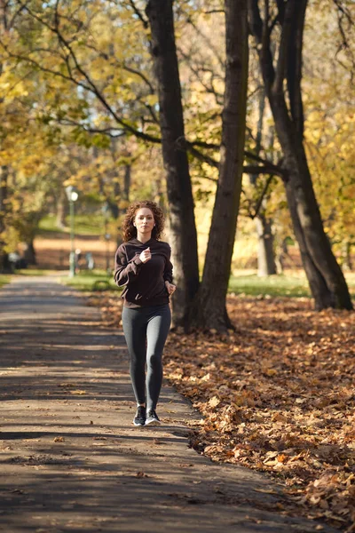 Szerokie Ujęcie Białej Kobiety Biegającej Parku Jesienią — Zdjęcie stockowe