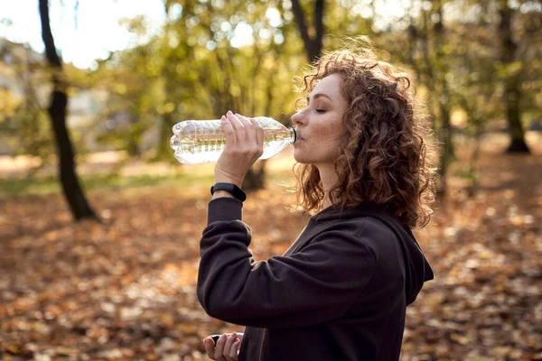 Widok Boku Kaukaskiej Rudej Kobiety Pijącej Wodę — Zdjęcie stockowe