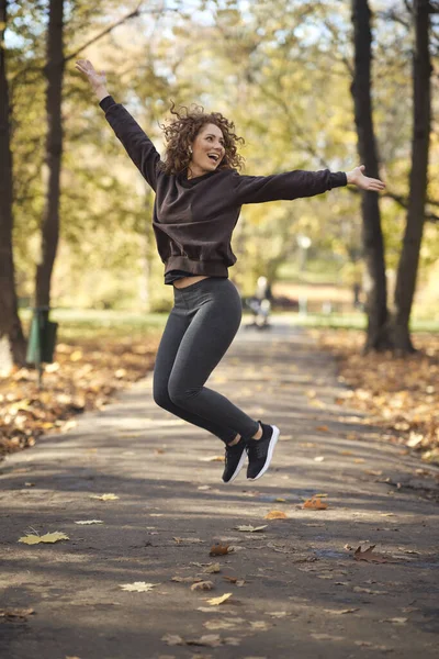 Breed Schot Van Blanke Vrouw Springen Het Park Herfst Met — Stockfoto