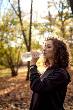Kafkasyalı kızıl kadının su içişi.